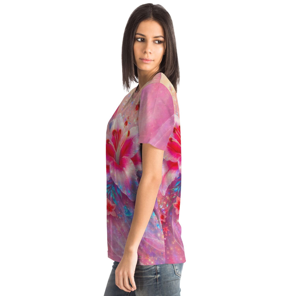 Frau trägt rosafarbenes Dreamer T-Shirt mit zartem Lilien-Print, ideal für Fans von Malen nach Zahlen und Kunst-Motiven