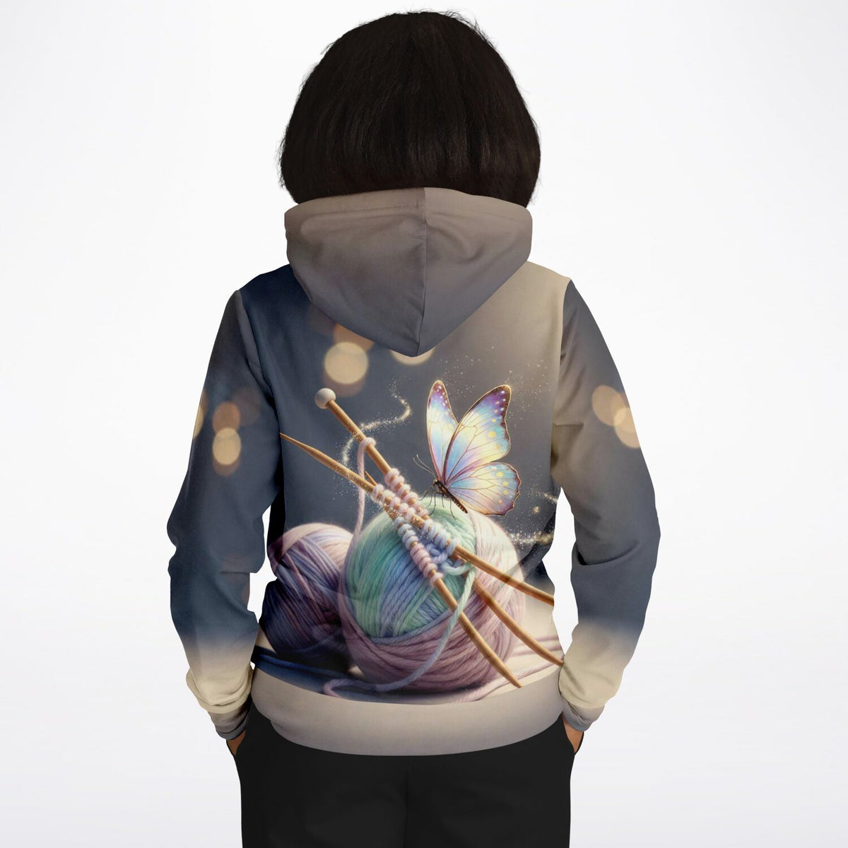 Dreamer Hoodie mit Strick-Motiv, Wollknäuel, Stricknadeln und leuchtendem Schmetterling im Pastell-Design