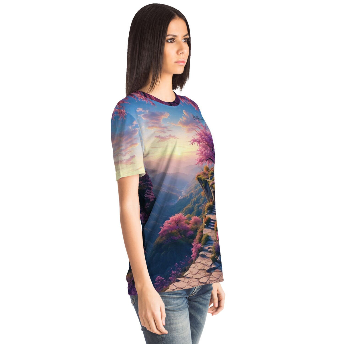Frau trägt Dreamer T-Shirt mit Morgendämmerung Motiv, inspiriert von Diamond Painting und Malen nach Zahlen Kunstwerken.
