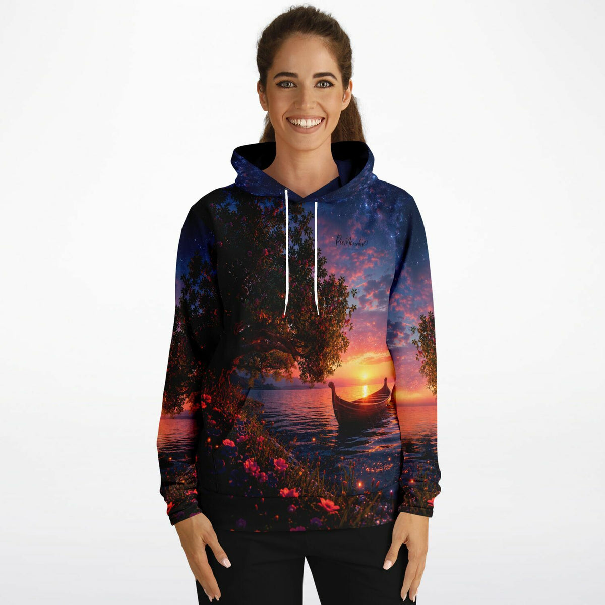 Frau trägt Dreamer Hoodie mit Sonnenuntergang am See, inspiriert von Diamond Painting Motiven und Malen nach Zahlen Design