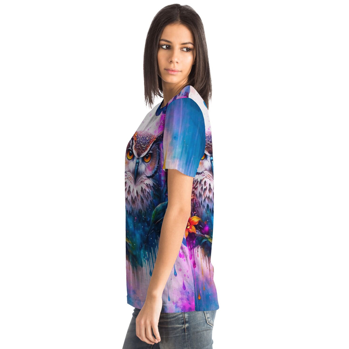 Frau trägt ein T-Shirt mit farbenfrohem Eulen-Design im Stil von Diamond Painting und Malen nach Zahlen Kunstwerken.