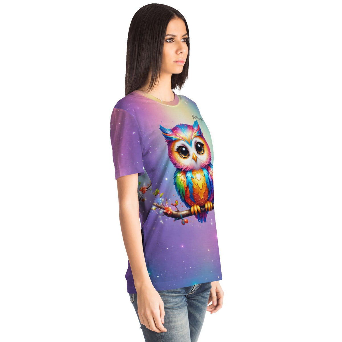 Frau trägt Dreamer T-Shirt mit buntem Eulen-Motiv Fridolin, passend zu Diamond Painting und Malen nach Zahlen Designs.