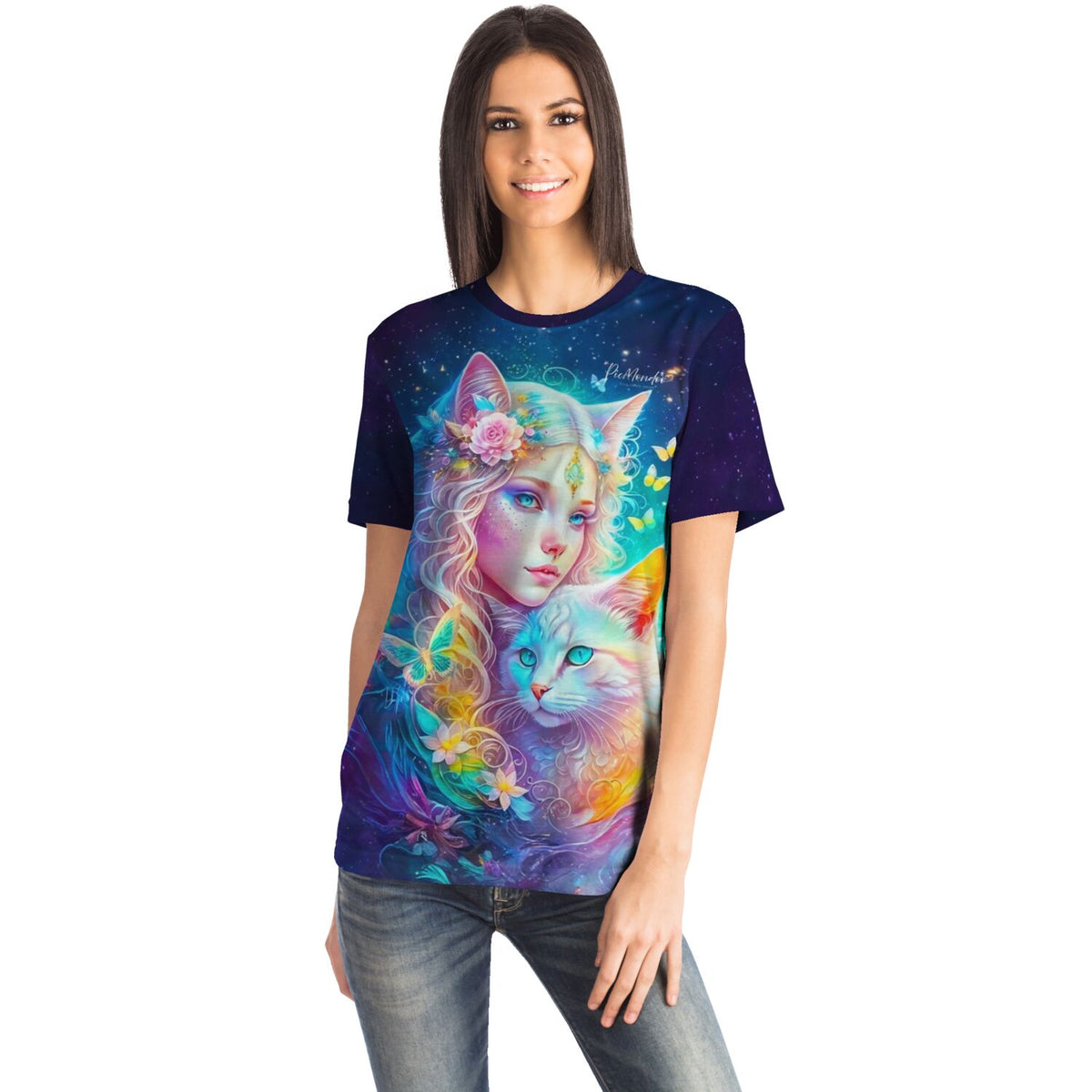 Frau trägt blaues T-Shirt mit Katzenelfe-Motiv, inspiriert von unseren Diamond Painting und Malen nach Zahlen Designs