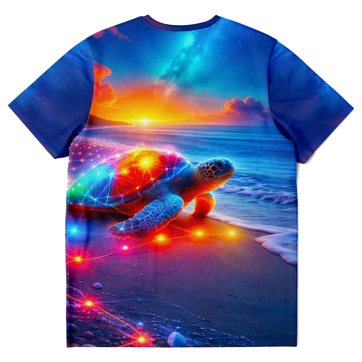 T-Shirt mit leuchtender Meeresschildkröte im Diamond Painting Stil an einem paradiesischen Strand bei Sonnenuntergang.