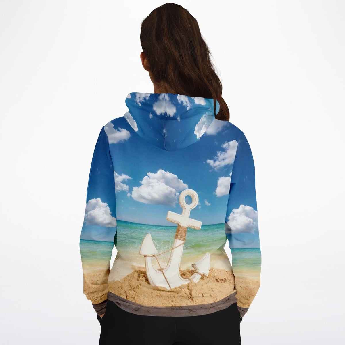 Dreamer Hoodie mit Anker im Sand Motiv vor blauem Strandhimmel, perfekt für Fans von kreativen DIY-Kunstwerken