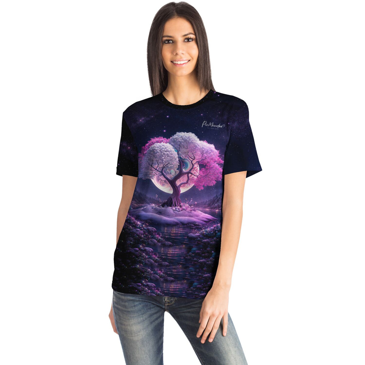 Frau trägt Dreamer T-Shirt mit Pink Tree Motiv in Diamond Painting Ästhetik vor nächtlichem Sternenhimmel