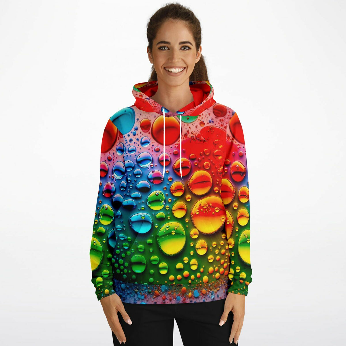 Frau trägt bunten Dreamer Hoodie mit abstraktem Regenbogen-Wassertropfen-Muster im Stil von Diamond Painting Motiven.