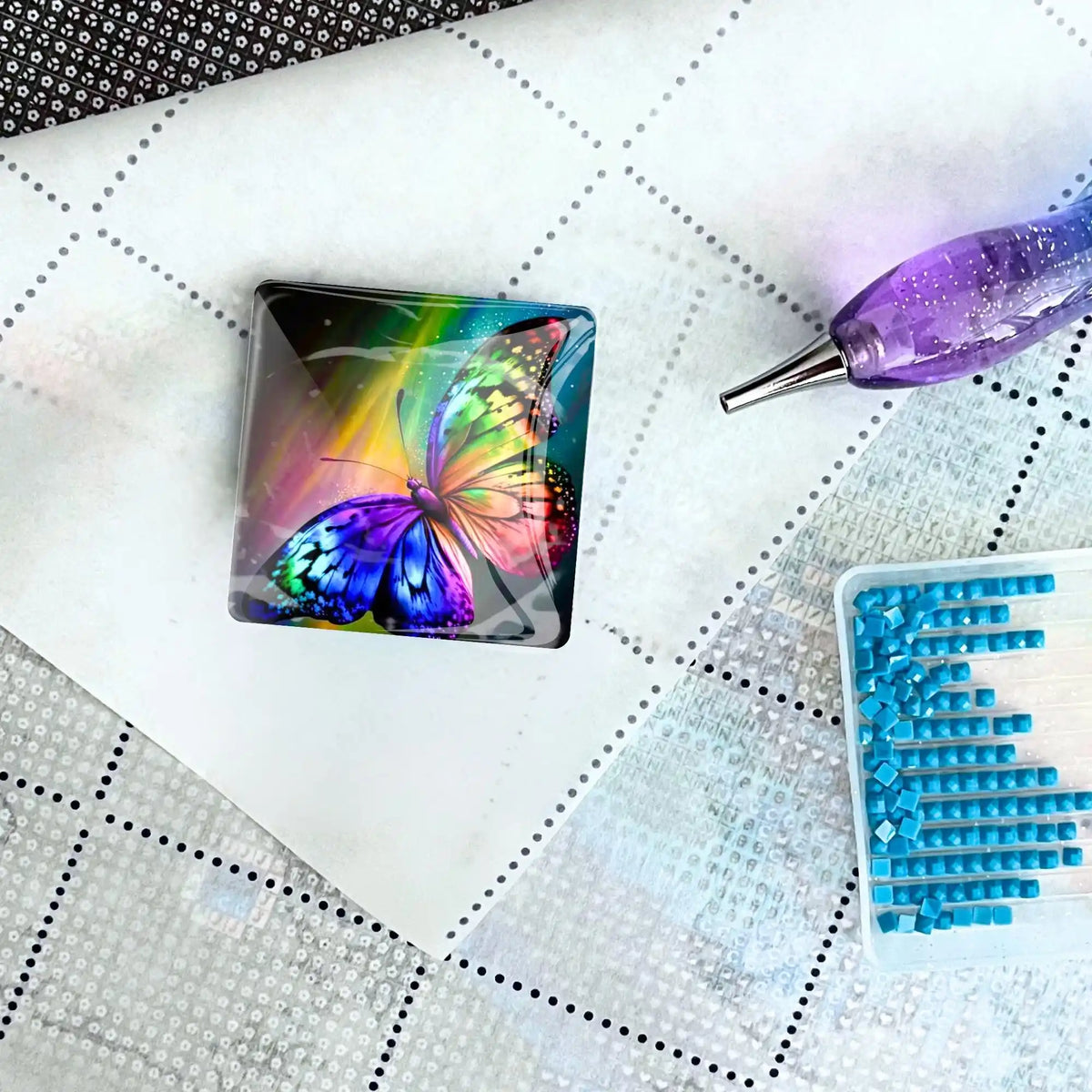 Bunter Schmetterling Cover Minder aus Glas als praktisches Zubehör für dein Diamond Painting Set auf Leinwand