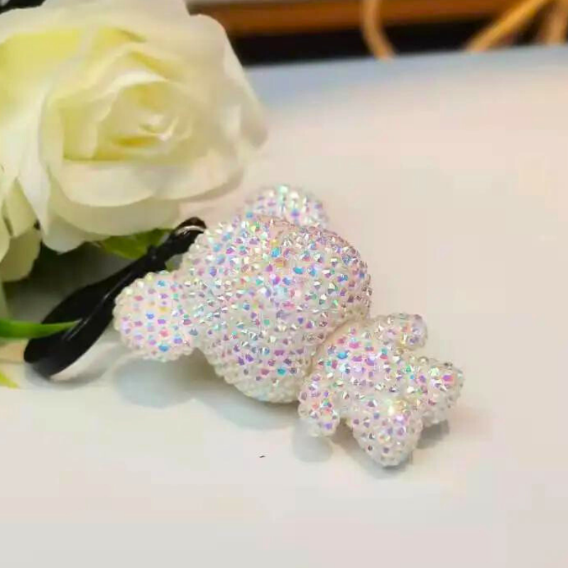 Glitzernder Diamond Painting Schlüsselanhänger in Bärchen-Form mit funkelnden weißen Steinen
