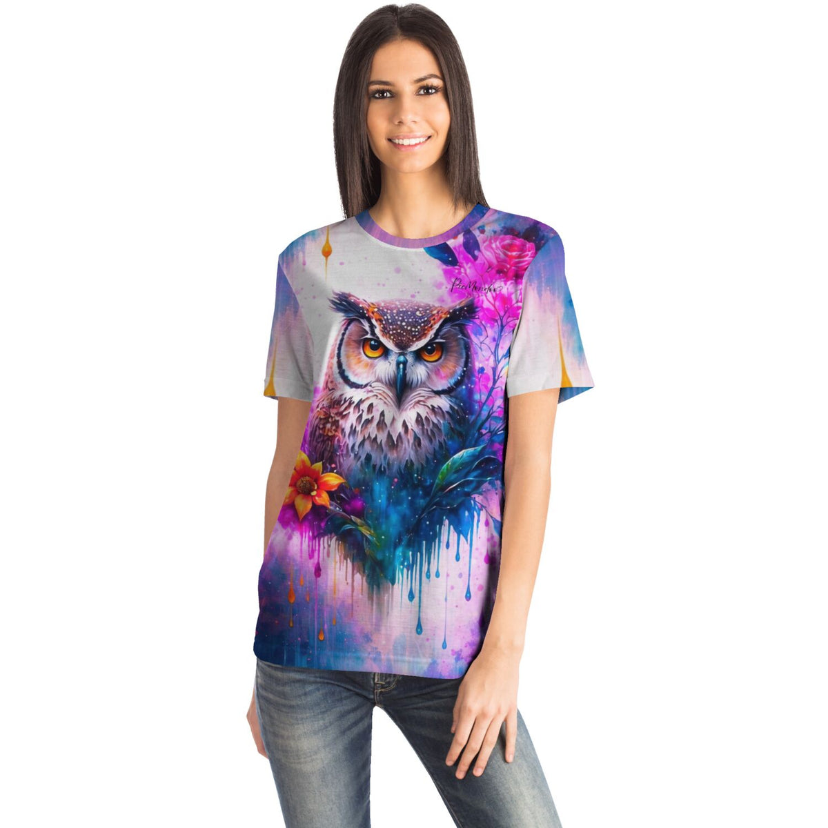 Frau trägt Eulen-T-Shirt mit farbenfrohem Kunst-Motiv im Stil von Diamond Painting und Malen nach Zahlen Designs
