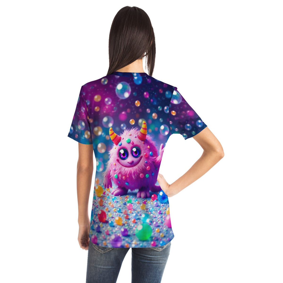 Frau trägt Dreamer T-Shirt mit buntem Monster und Seifenblasen im Stil eines Diamond Painting Designs