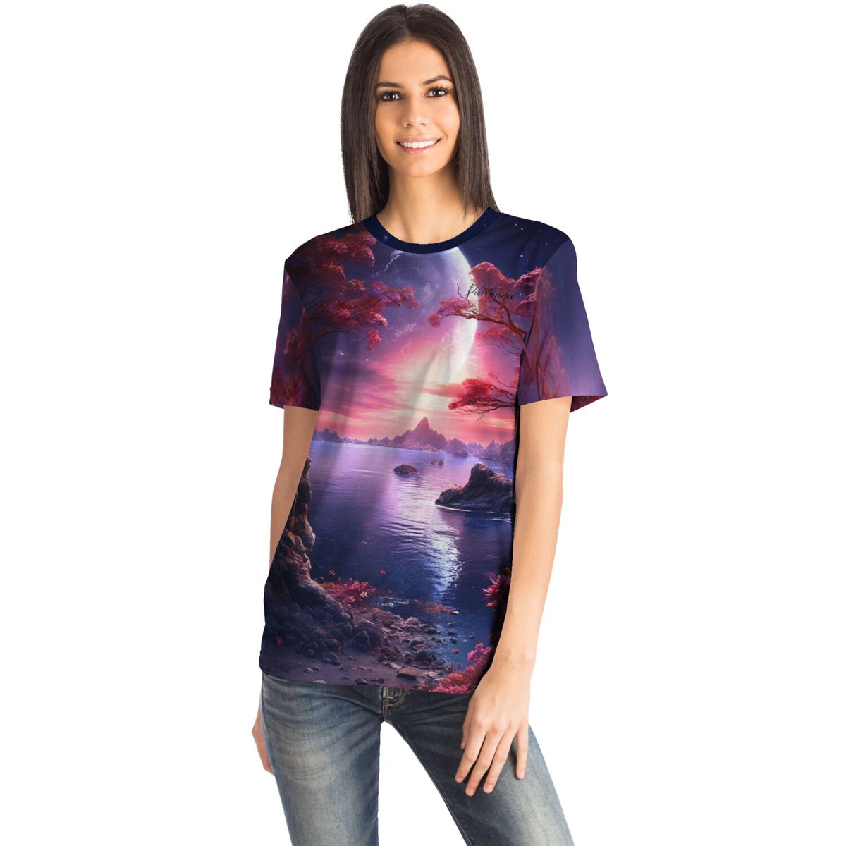 Frau trägt Dreamer T-Shirt mit Traum von Lunara Mondlandschaft Design im Stil unserer beliebten Diamond Painting Motive