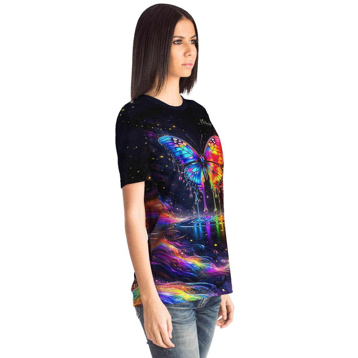 Frau trägt ein schwarzes T-Shirt mit buntem Waterdrop Butterfly Motiv im Stil von Diamond Painting und Malen nach Zahlen