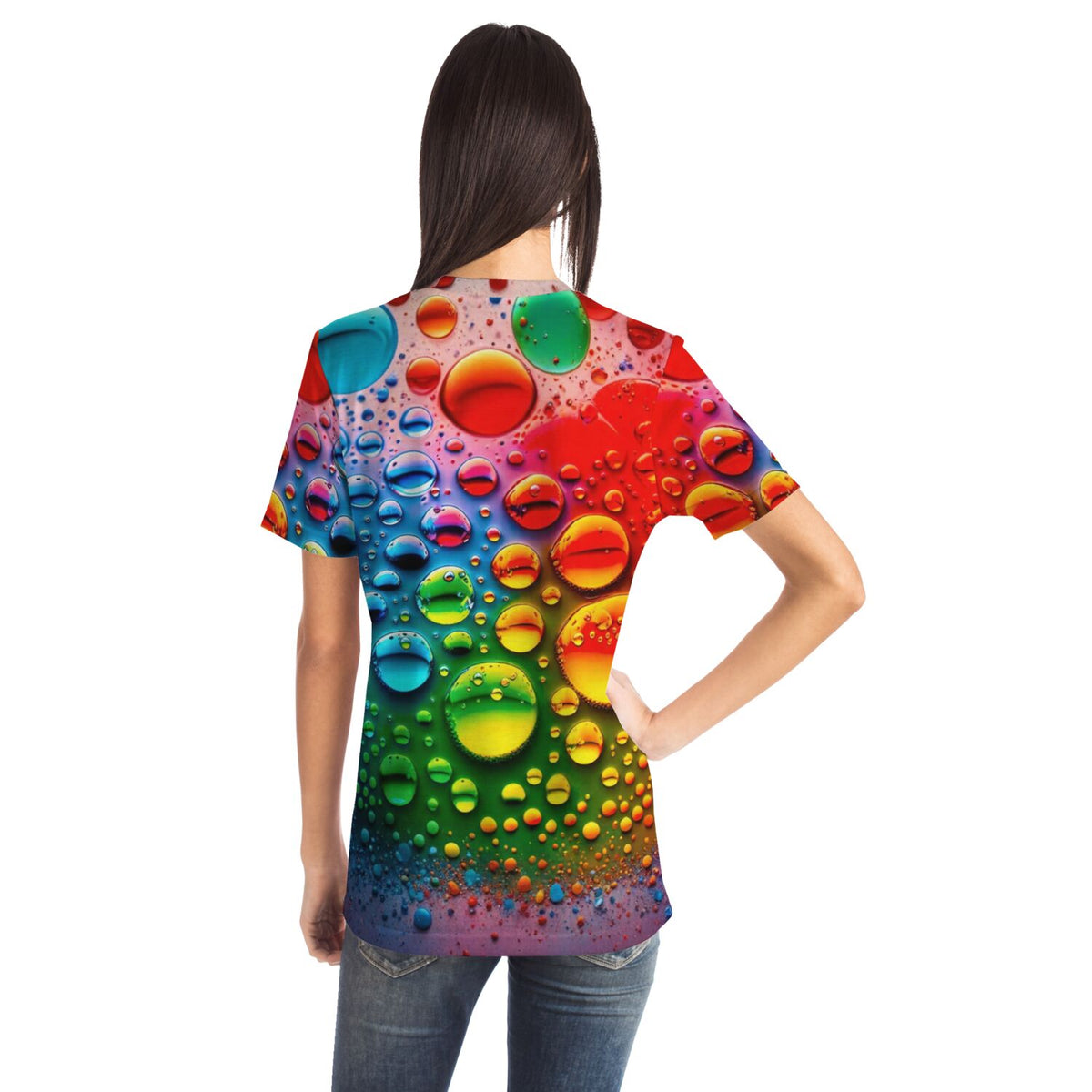 Frau trägt T-Shirt mit buntem „Colorful Raindrops“-Motiv, inspiriert von Diamond Painting und Malen nach Zahlen Designs