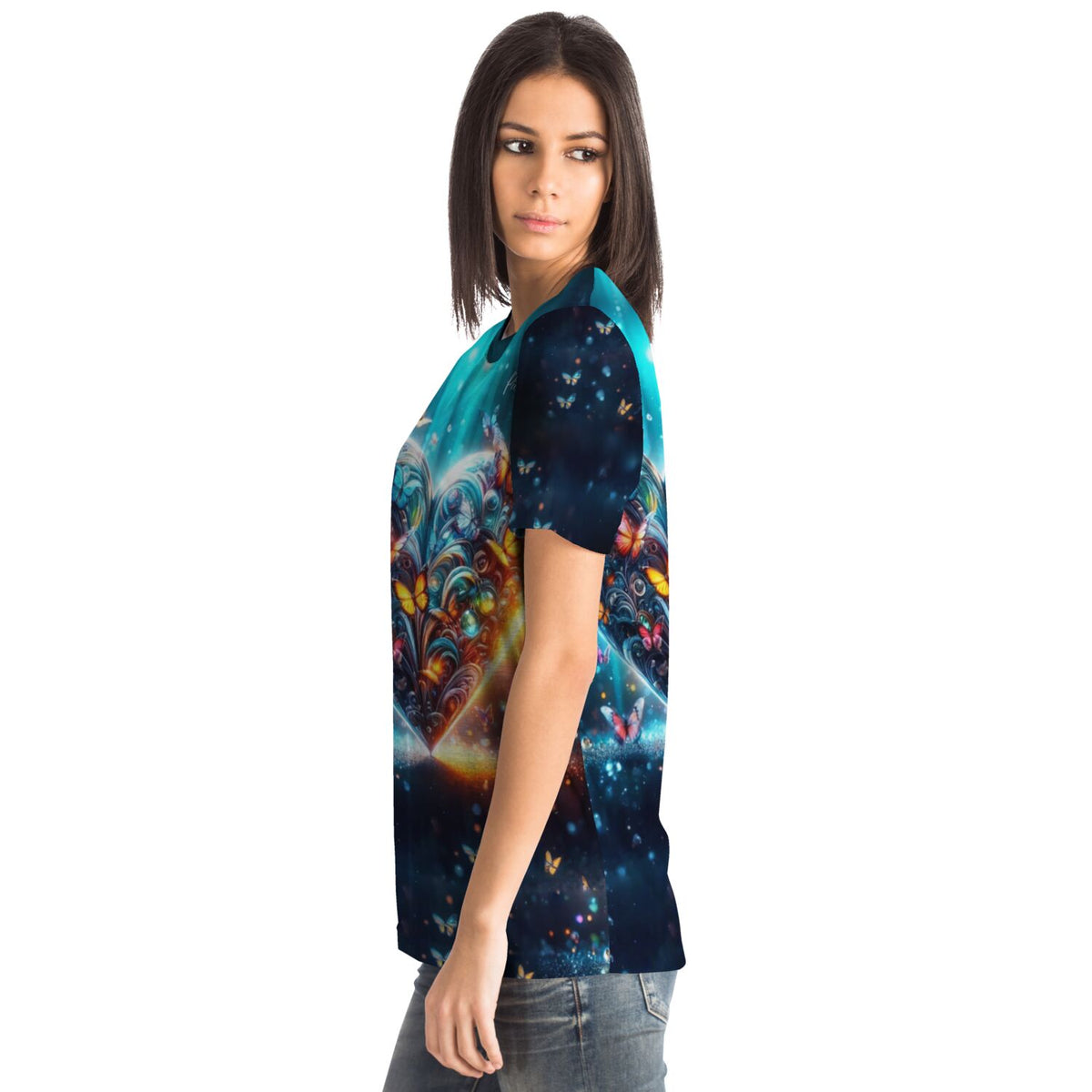 Frau trägt ein Dreamer T-Shirt mit buntem Schmetterlingsherz-Motiv, das an Diamond Painting und Malen nach Zahlen erinnert.