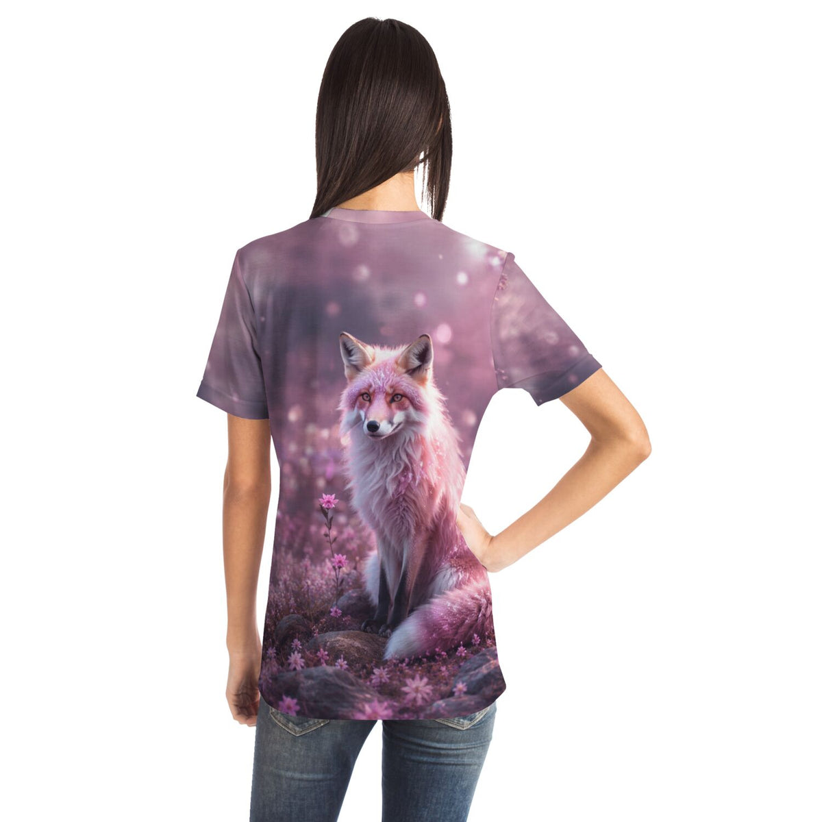 Frau trägt T-Shirt mit Fuchs-Motiv, das an liebevolle Diamond Painting oder Malen nach Zahlen Designs erinnert