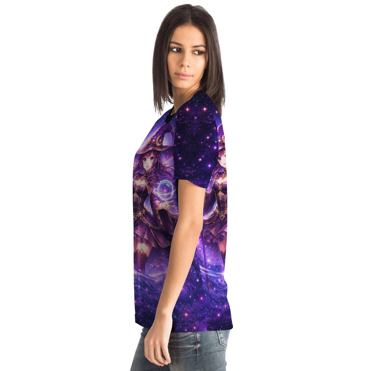 Frau trägt Dreamer T-Shirt Celestara mit magischem Anime-Motiv in Violett, inspiriert durch Diamond Painting Kunstwerke.