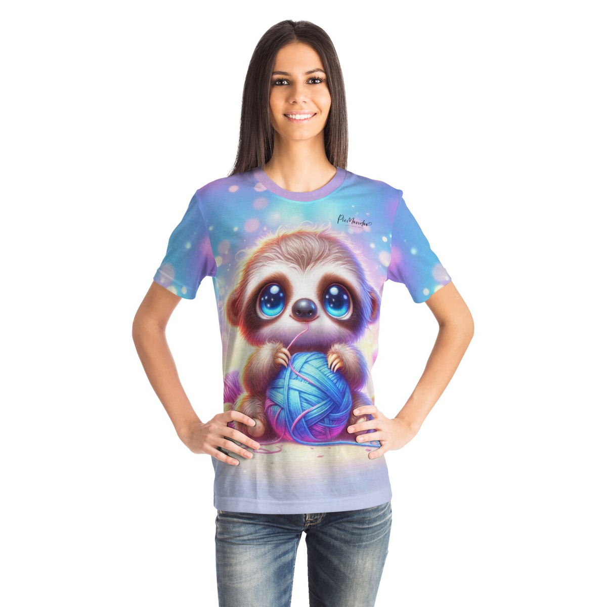 Frau trägt Picmondoo T-Shirt mit süßem Faultier-Motiv, inspiriert von Diamond Painting und Malen nach Zahlen Kunst.