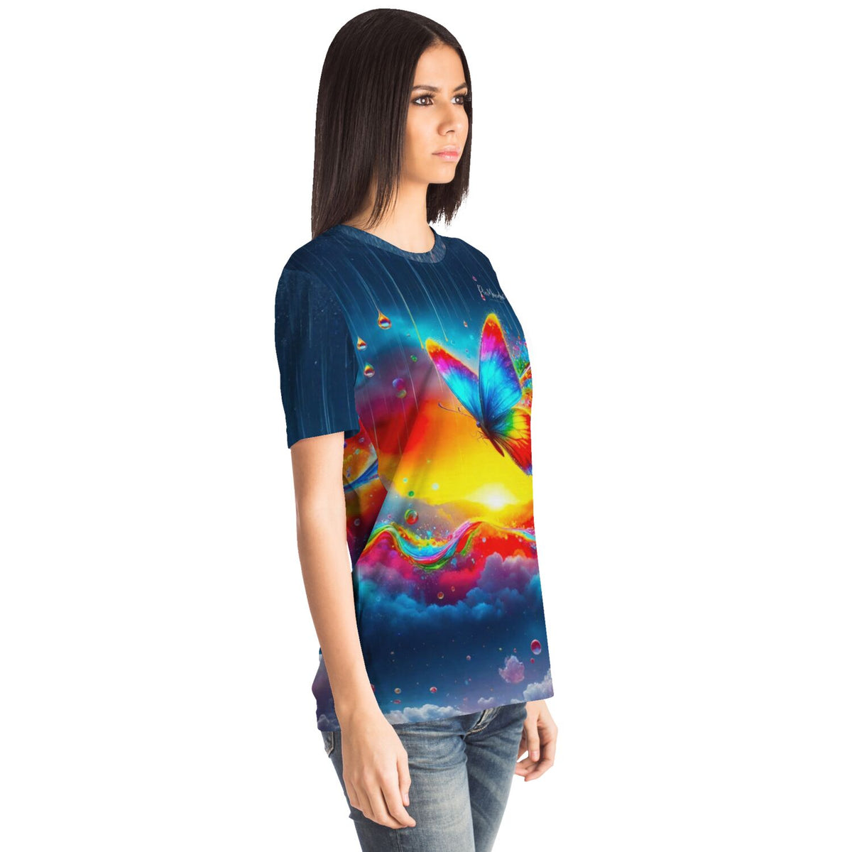 Frau trägt Dreamer T-Shirt mit buntem Schmetterling im Regenbogenfluss-Design, inspiriert von Diamond Painting Motiven.