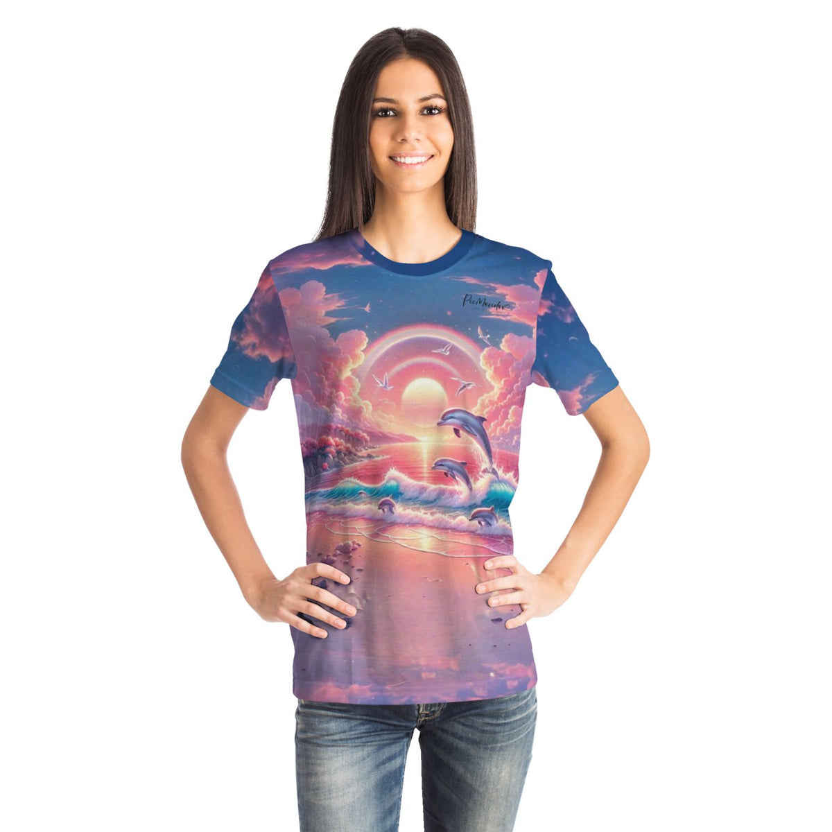 Frau trägt Dreamer T-Shirt mit Pinkes Meeresrauschen Motiv, das an Diamond Painting und Malen nach Zahlen Stil erinnert.