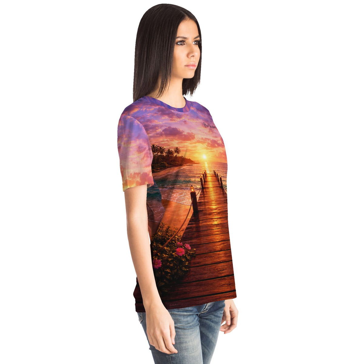 Frau trägt Dreamer T-Shirt mit idyllischem Sonnenuntergang am Steg, Motiv inspiriert von Diamond Painting und Malen nach Zahlen