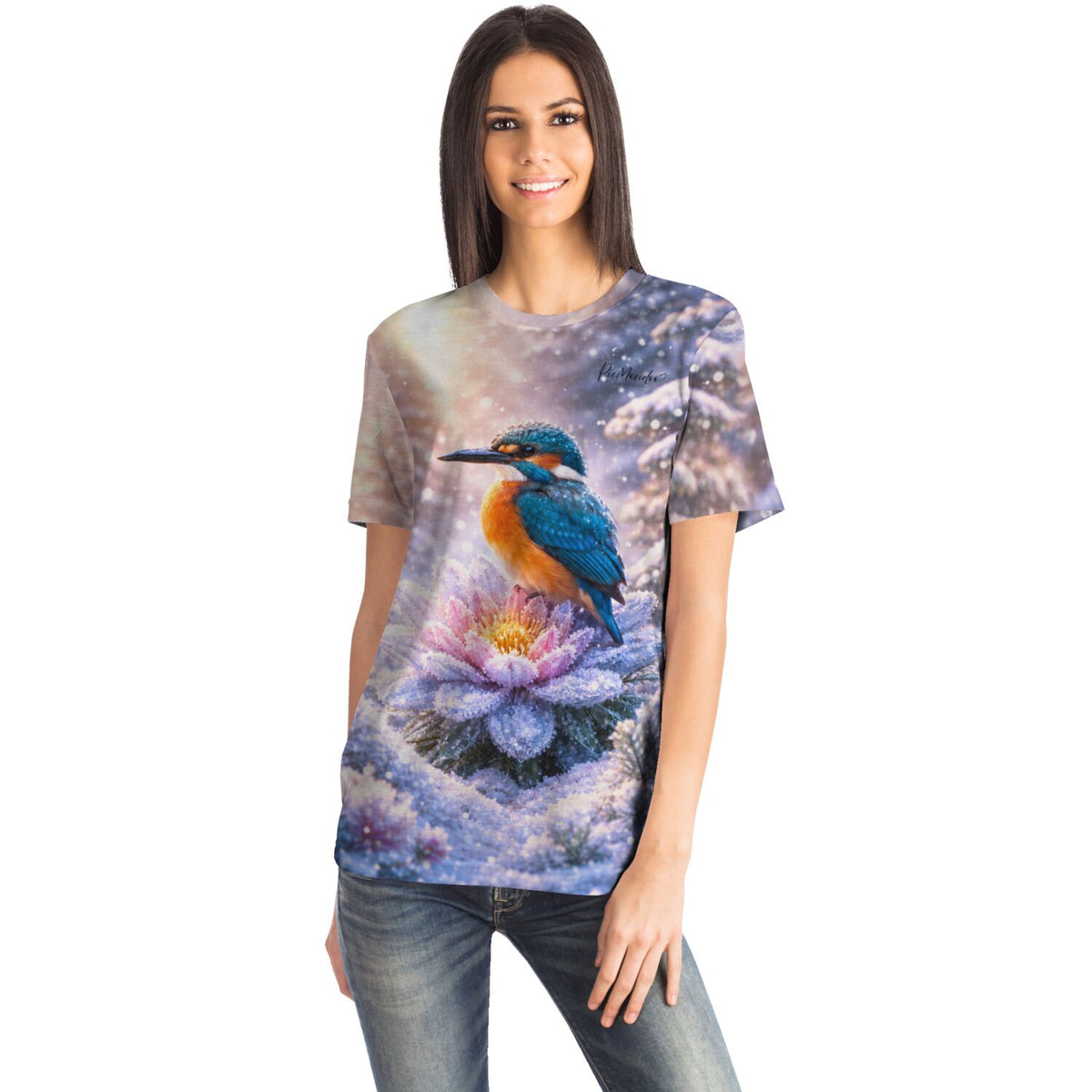 Frau trägt Dreamer T-Shirt mit Eisvogel im Schnee Motiv, inspiriert von Diamond Painting und Malen nach Zahlen Designs