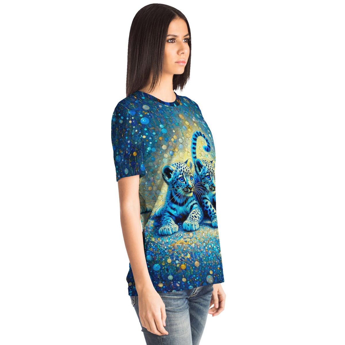 Frau trägt blaues T-Shirt mit Diamond Painting Motiv von Leopardenbabys und leuchtenden Glitzer-Akzenten