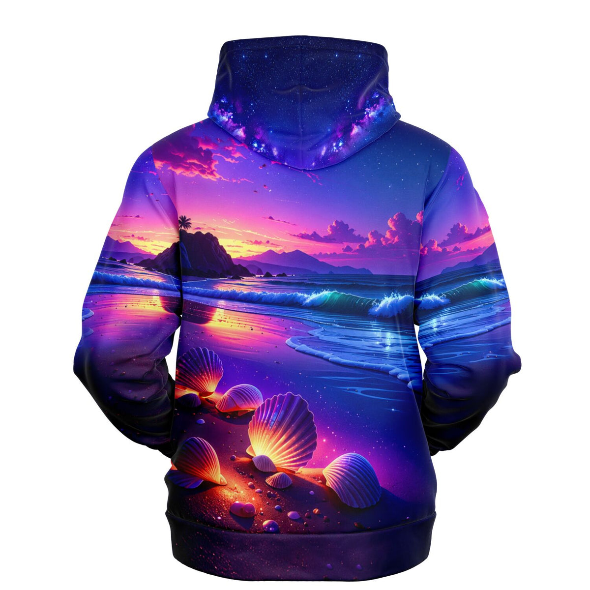 Dreamer Hoodie mit leuchtendem Wunschmuschel-Motiv an einem tropischen Strand bei Sternenhimmel und Sonnenuntergang