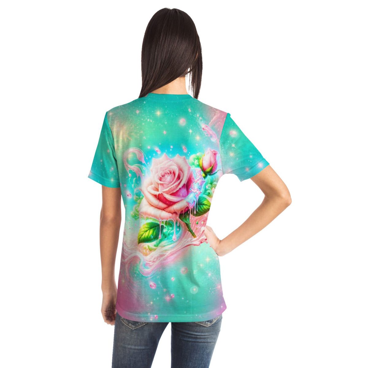 Frau trägt Dreamer T-Shirt mit Candy Rose Motiv in magischem Aquarell-Stil, ideal als Malen nach Zahlen Design.
