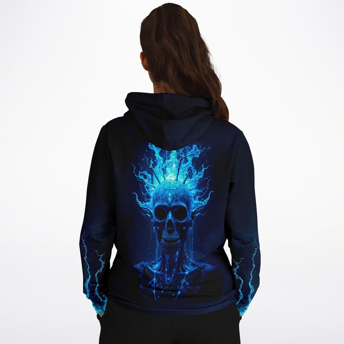 Schwarzer All-Over-Print Hoodie mit blau leuchtendem Totenkopf-Motiv und Blitz-Details auf dem Rücken
