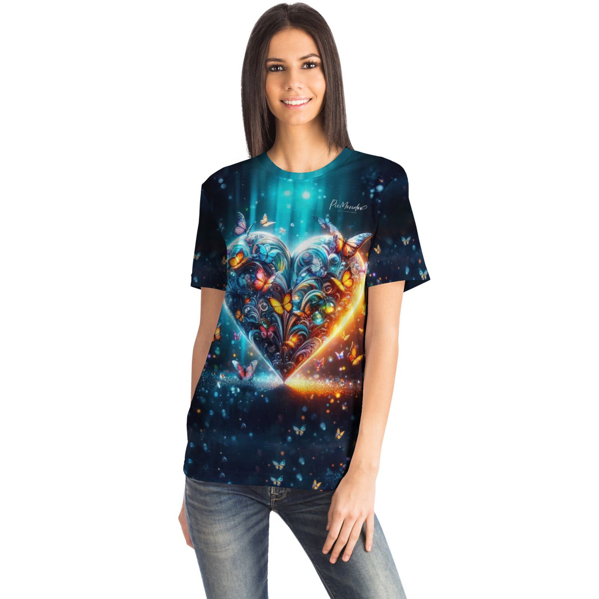 Frau trägt Dreamer T-Shirt mit buntem Schmetterlingsherz Design für Fans von Diamond Painting und Malen nach Zahlen Motiven