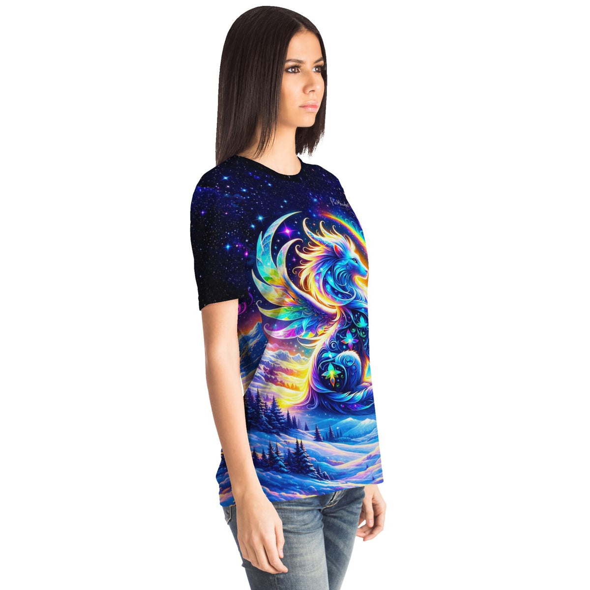 Frau trägt ein T-Shirt mit dem bunten Diamond Painting Motiv Monja Hüterin der Berge vor einer nächtlichen Bergkulisse