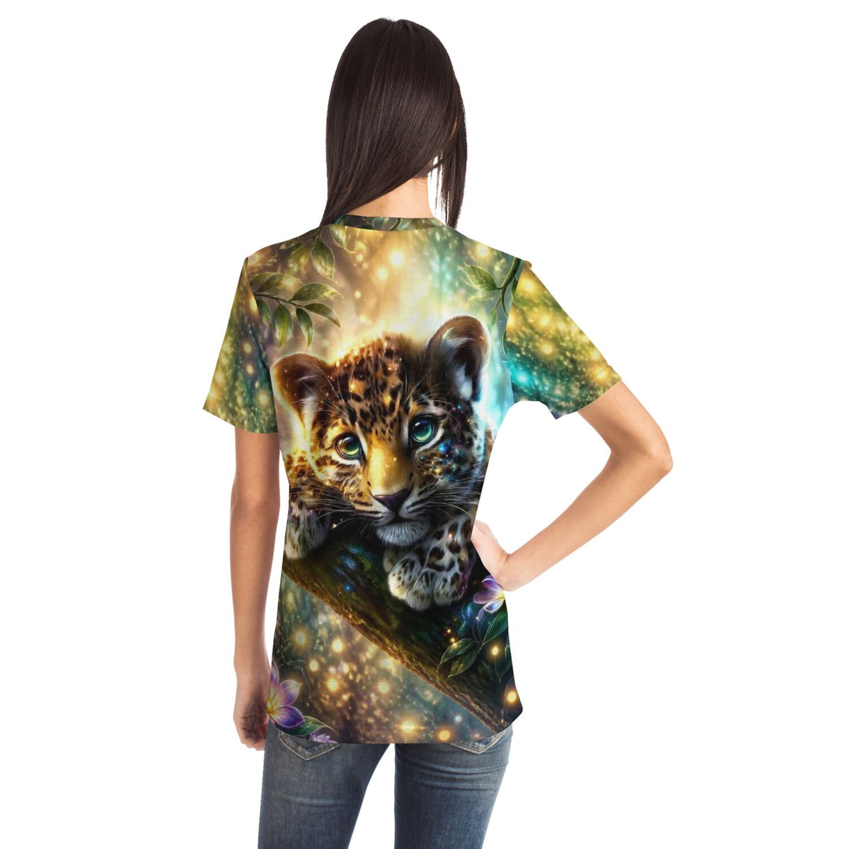Frau trägt Dreamer T-Shirt Sonnenfunke mit magisch funkelndem Leoparden-Print im Stil unserer Diamond Painting Motive