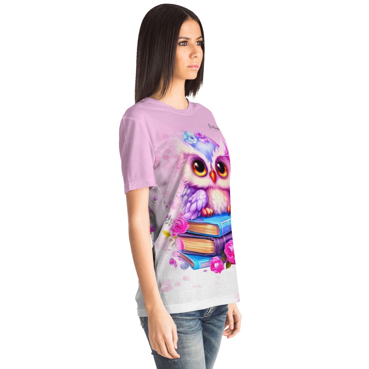 Frau trägt ein rosa T-Shirt mit buntem Büchereulen-Motiv im Stil von Diamond Painting und Malen nach Zahlen Designs