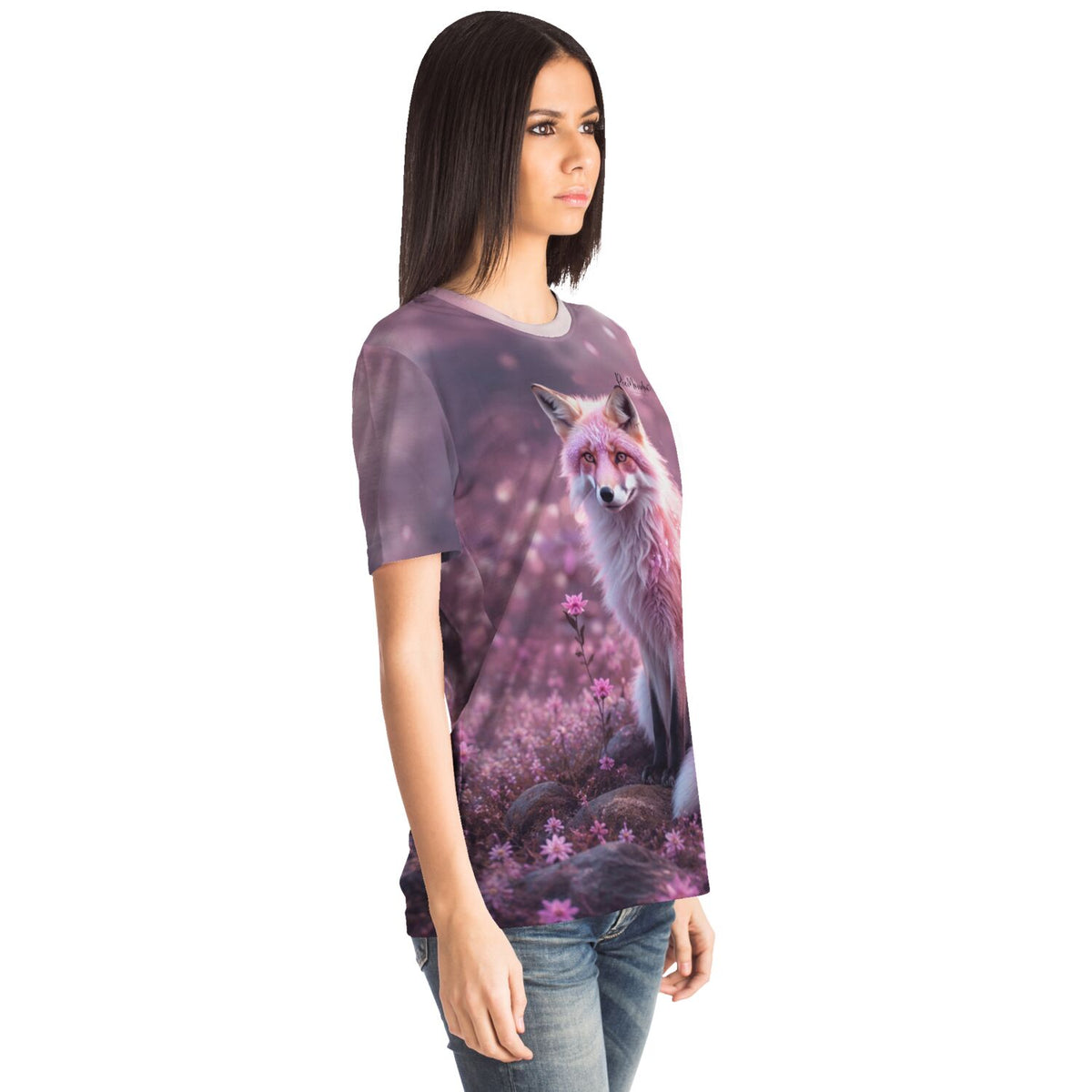 Frau trägt ein T-Shirt mit Trixi Fuchs Motiv, passend zu den künstlerischen Designs unserer Diamond Painting Sets.
