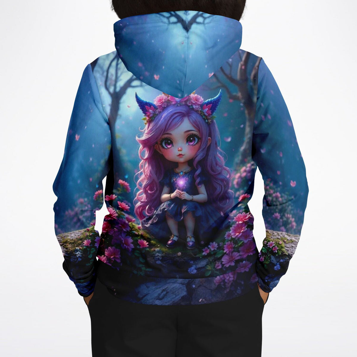 Dreamer Hoodie Little Violett mit Fantasy-Motiv. Das Design zeigt ein Mädchen mit lila Haaren in magischem Blumenwald.