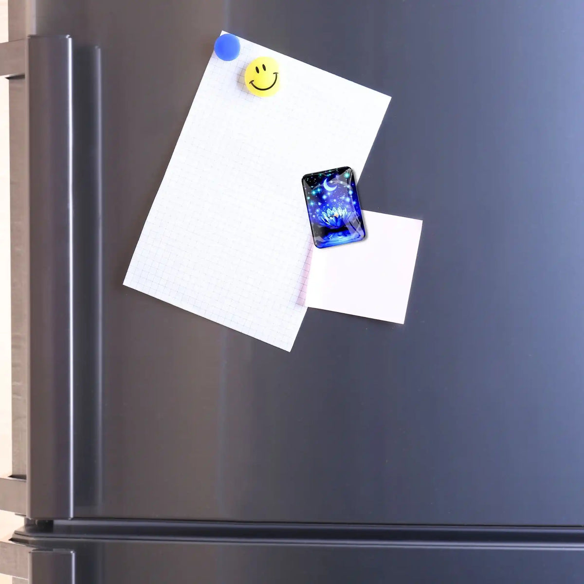 Diamond Painting Cover Minder Motiv Blaue Seerose aus Glas befestigt an Zettel am Kühlschrank