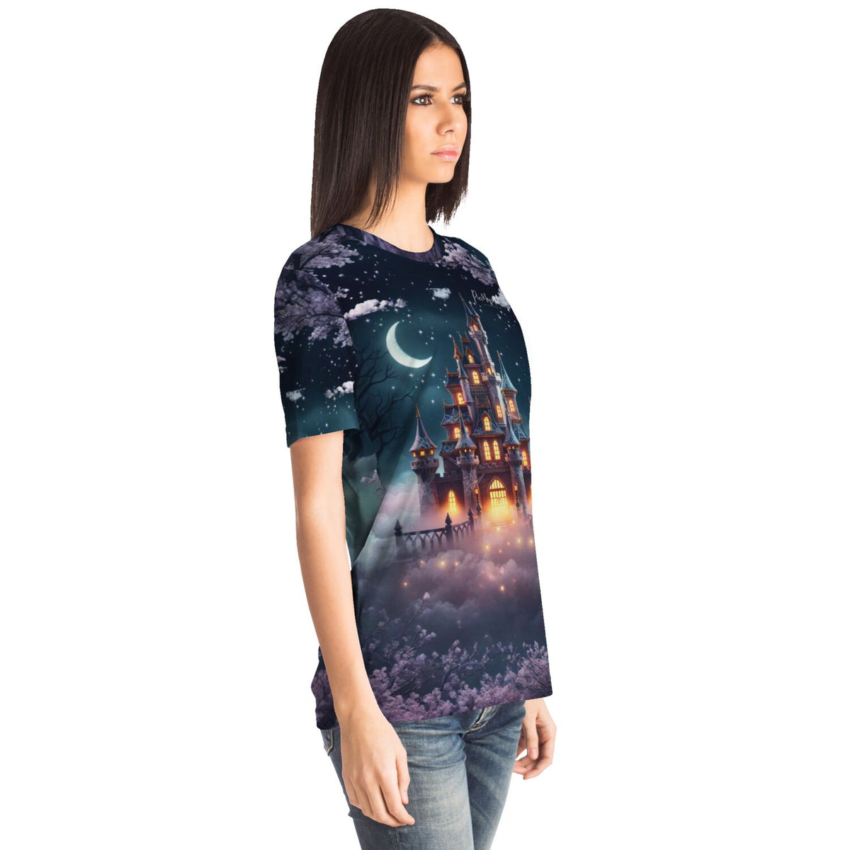 Frau trägt Dreamer T-Shirt mit Nachtschloss Motiv im Stil von Diamond Painting und Malen nach Zahlen Designs.