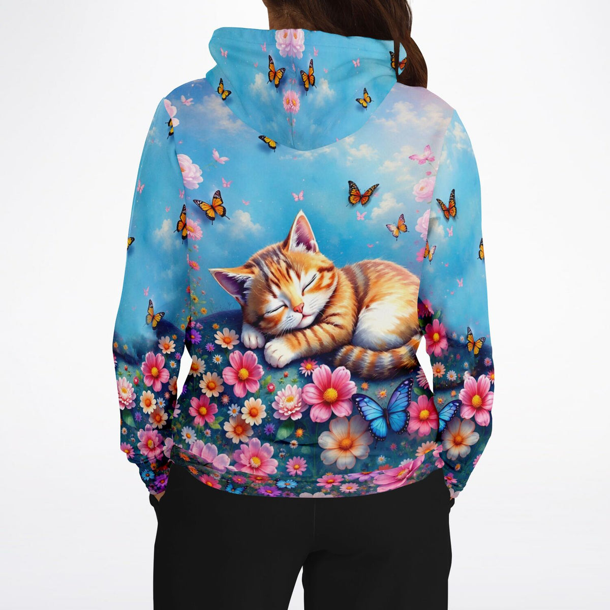 Dreamer Hoodie mit Print: Schlafende Katze in Blumenwiese mit bunten Schmetterlingen im blauem Himmel.
