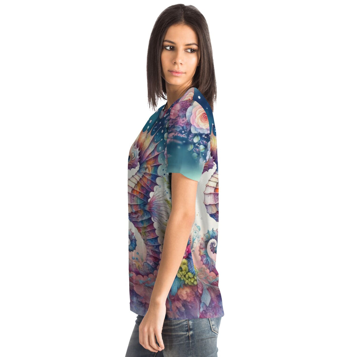 Frau trägt Dreamer T-Shirt mit buntem Seepferdchen- und Blumenmotiv im Stil von Malen nach Zahlen für Erwachsene