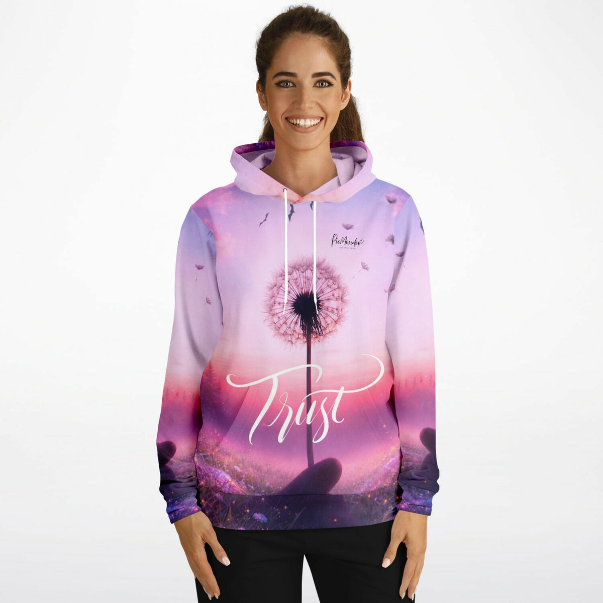 Frau trägt Dreamer Hoodie in Pastellfarben mit Pusteblumen-Motiv und Trust-Schriftzug im picmundoo.comsign