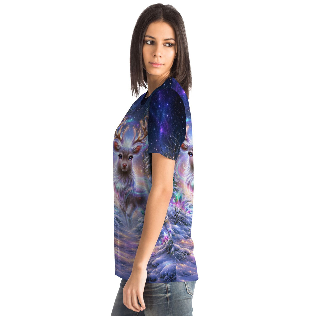 Frau trägt ein T-Shirt mit Magie des Winterwaldes Design, inspiriert von Diamond Painting und Malen nach Zahlen Motiven.
