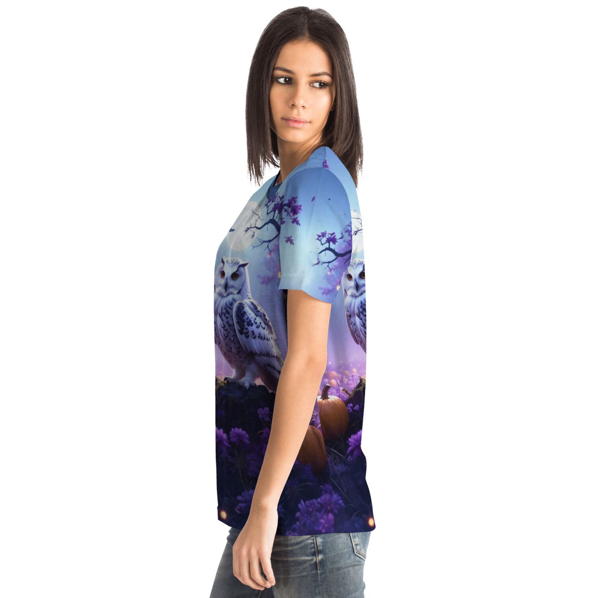Frau trägt T-Shirt mit Eulen-Motiv im Nachtwächter-Design in lilafarbenen Tönen, passend zu Malen nach Zahlen Kunst.