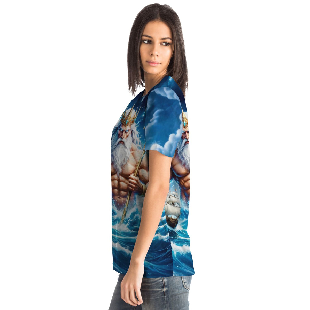 Frau trägt blaues T-Shirt mit Poseidon Motiv und stürmischer See, hochwertiger Print im Design unserer Kunst-Kollektion.