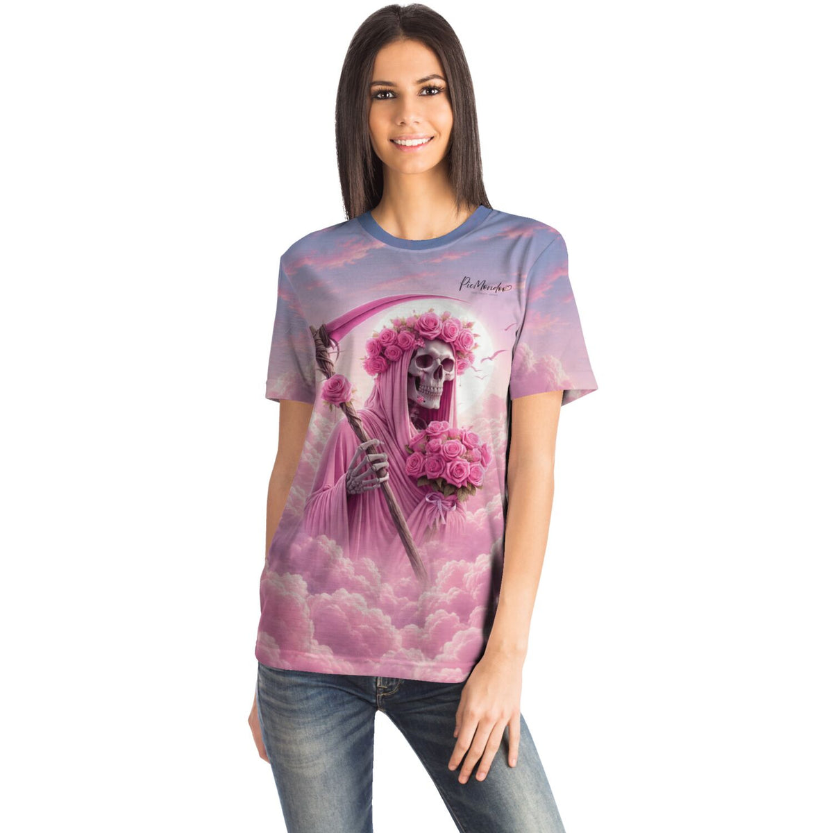 Frau trägt T-Shirt mit Totenkopf und Rosen Motiv, das auch als Diamond Painting oder Malen nach Zahlen beliebt ist.