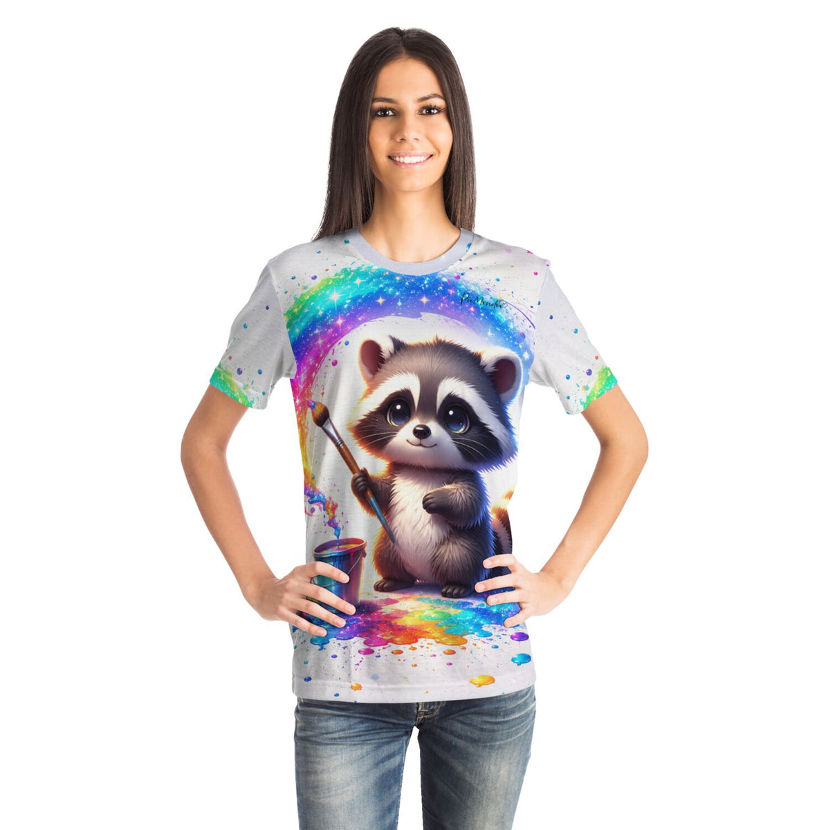 Frau trägt ein T-Shirt mit Waschbär-Motiv, inspiriert von Malen nach Zahlen und kreativen Diamond Painting Designs.
