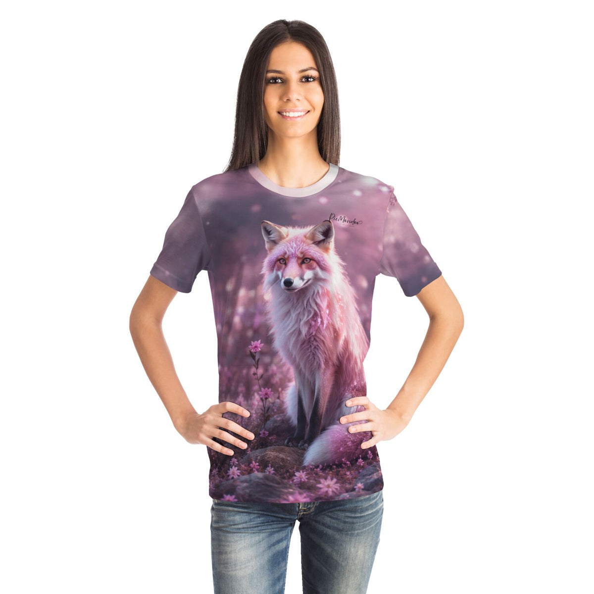 Frau trägt T-Shirt mit Fuchs-Motiv im Stil von Diamond Painting und Malen nach Zahlen Kunstwerken in pinker Naturkulisse