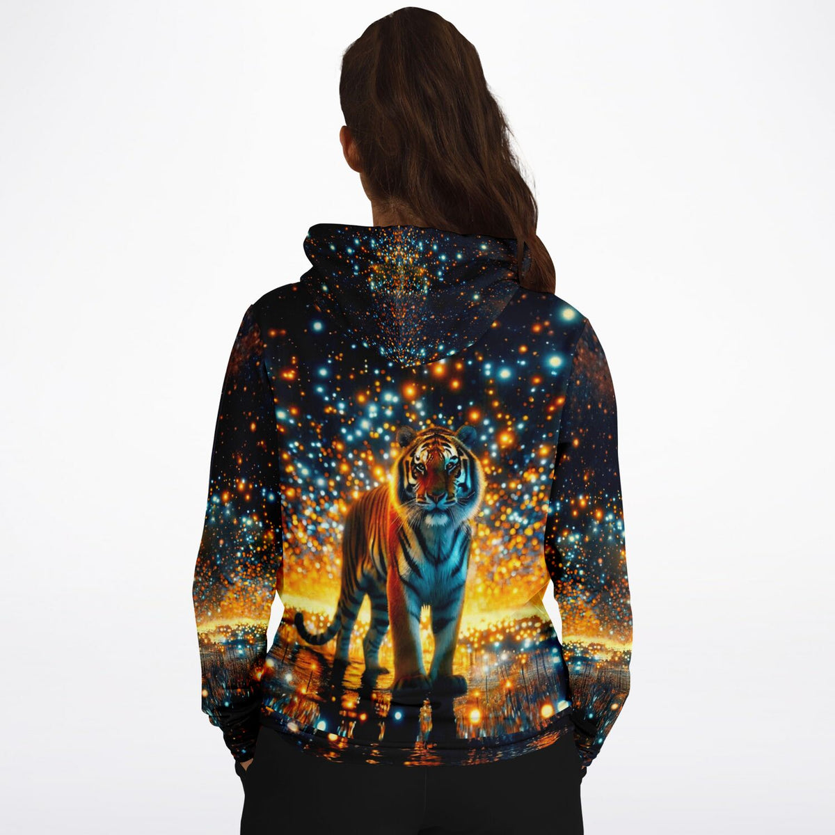 Dreamer Hoodie Sternenwächter mit Tiger Motiv im Sternenhimmel Design vor dunklem Hintergrund
