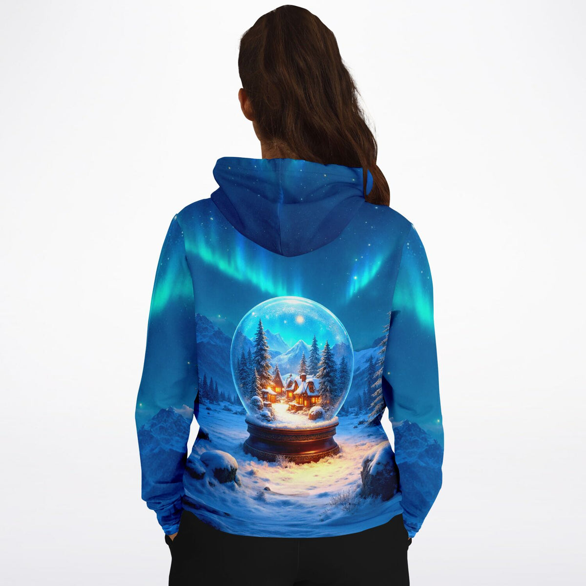 Hoodie mit Motiv einer Schneekugel, verschneiter Winterlandschaft und Polarlichtern, ideal für Diamond Painting Fans.