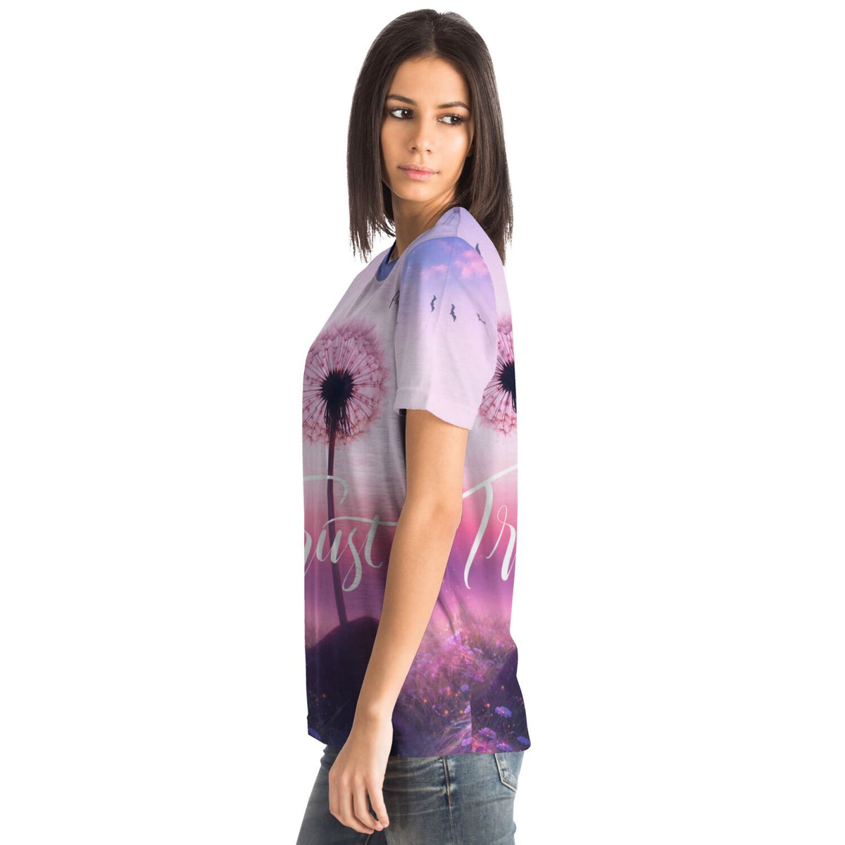 Frau trägt Dreamer T-Shirt mit Pusteblumen-Print in Violett-Tönen, ähnlich den Motiven unserer DIY-Kunstwerke.